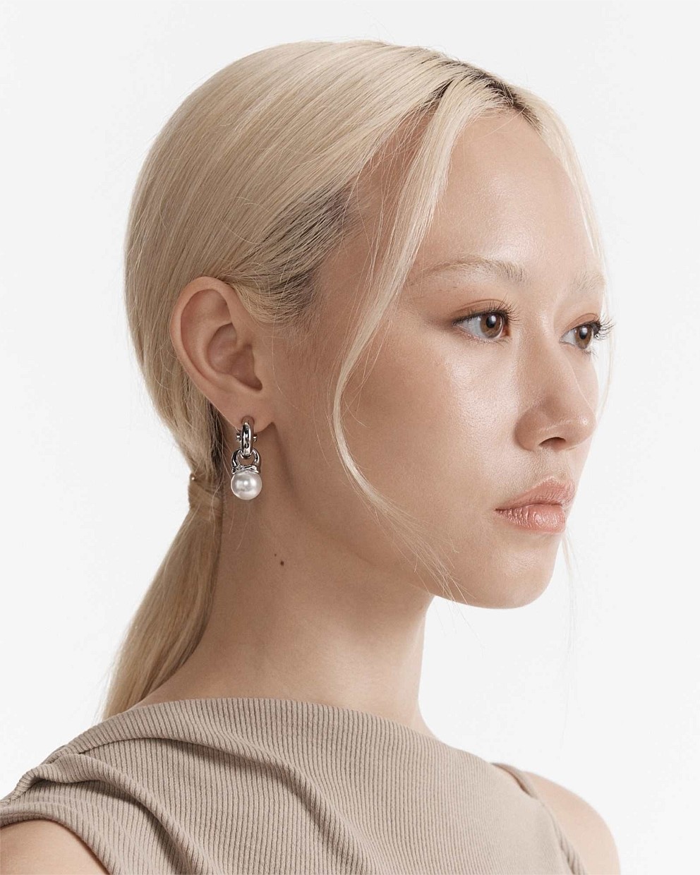 En Pointe Pearl Hoop Earrings